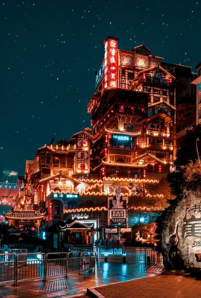 何永智:"火锅皇后","洪崖洞洞主",三口锅挣下40亿身家