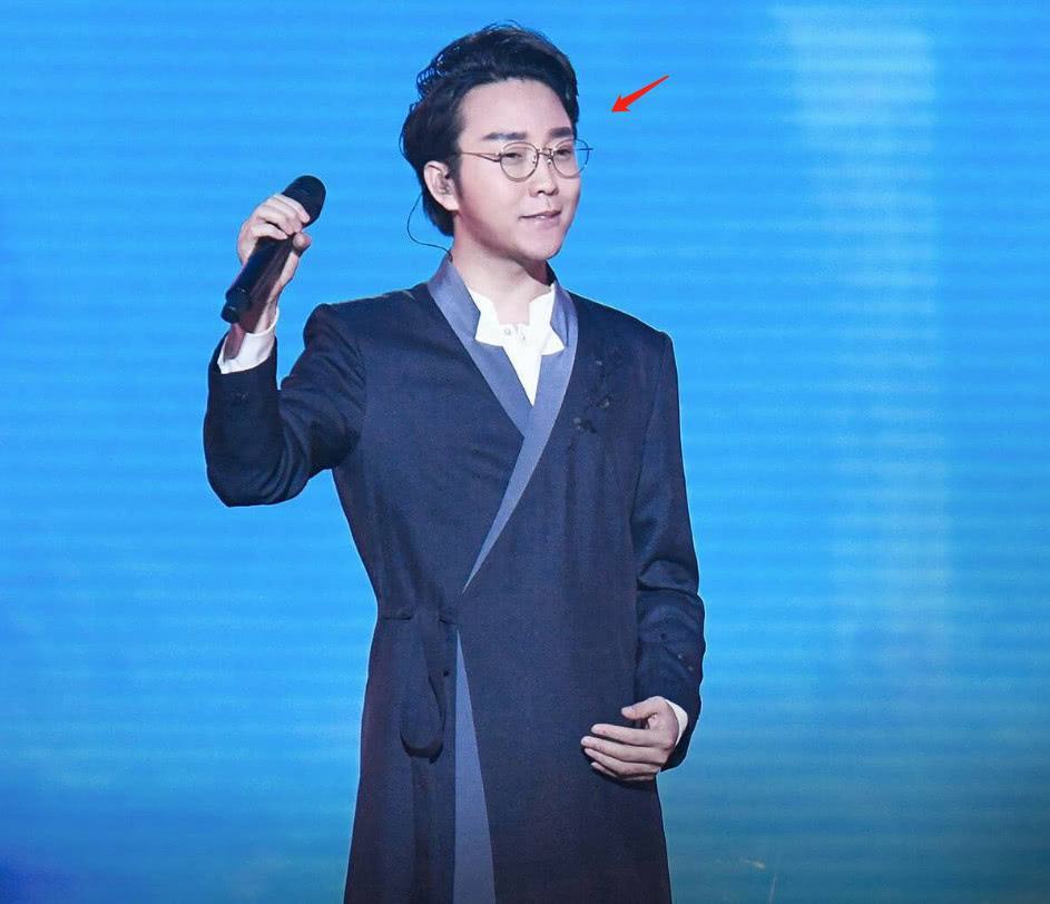 19岁辍学打工,28岁一战成名的李玉刚,在国外参加活动被保安驱赶