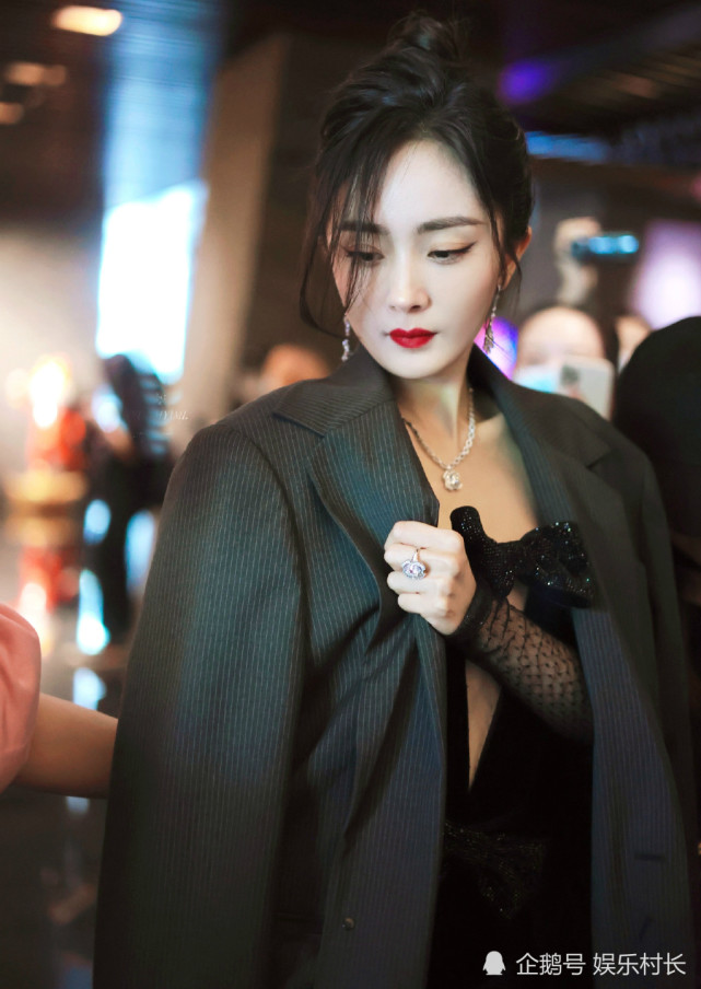 杨幂拾光盛典造型绝了,现场微表情转换气质秒变,签名笔写不出字反应好