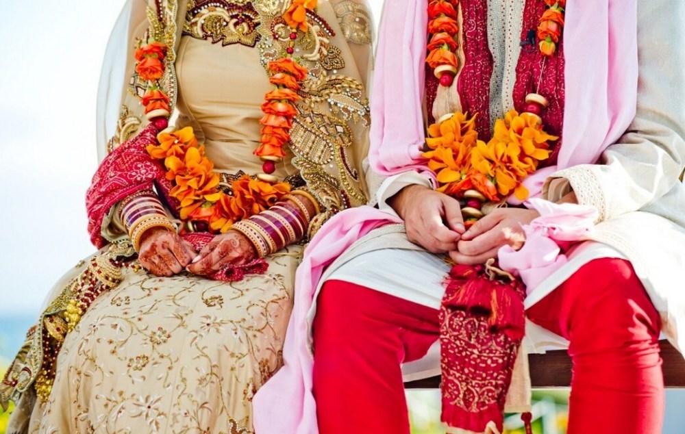 印度男子得知女友嫁人后很伤心,他竟男扮女装来到婚礼现场见对方