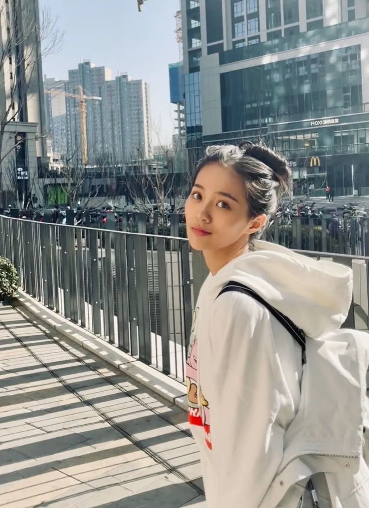 爽朗女孩的穿搭就是这么有魅力～_腾讯新闻