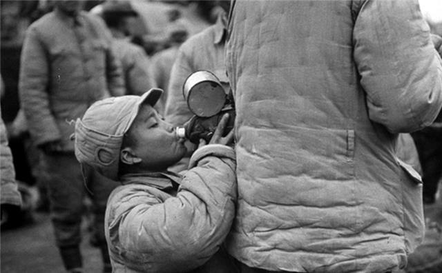 美国镜头下的淮海战役国军照片:士兵看军官吃肉,女兵蹲地抽烟