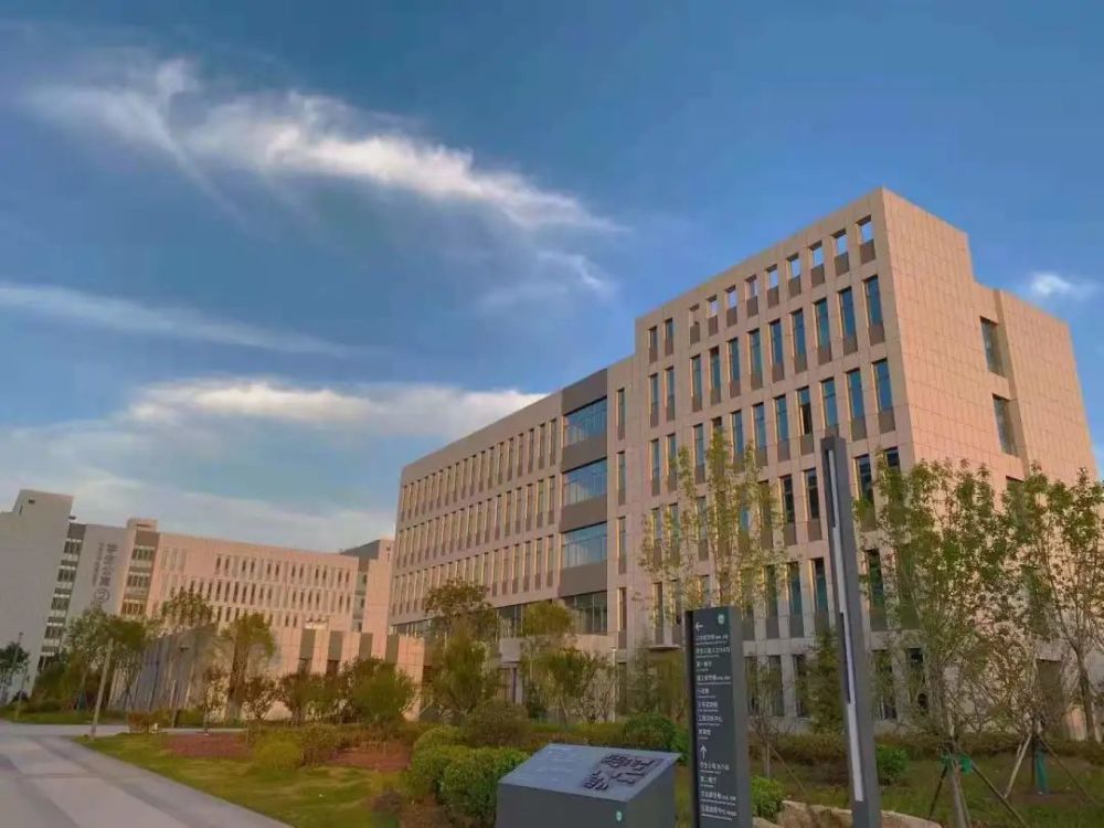 这晚霞很山工院