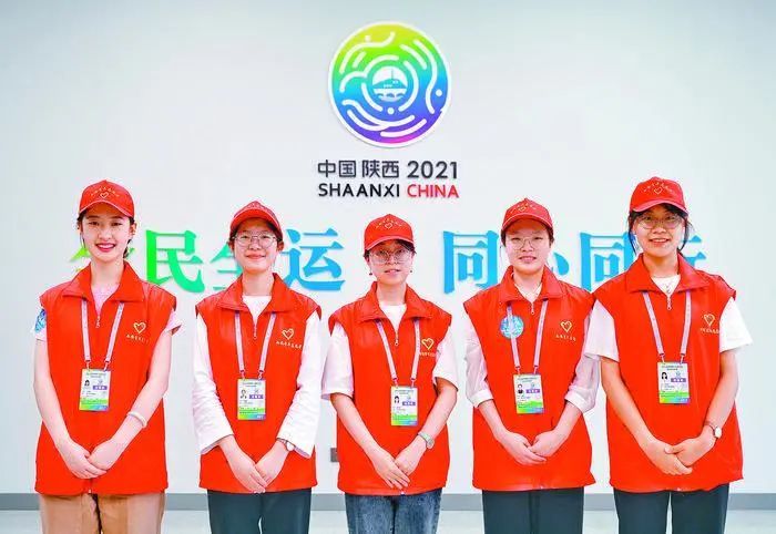 来自各大高校的志愿者十四运游泳测试赛上共有来自西安交通大学和西安