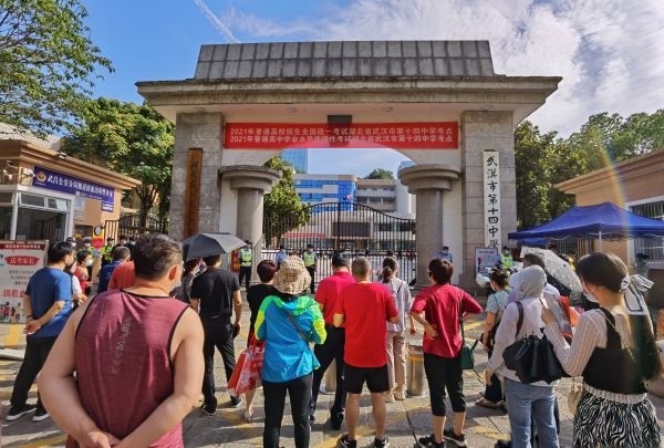 城市摄影队 季飞 摄蔡甸汉阳一中,家长在外面等候.