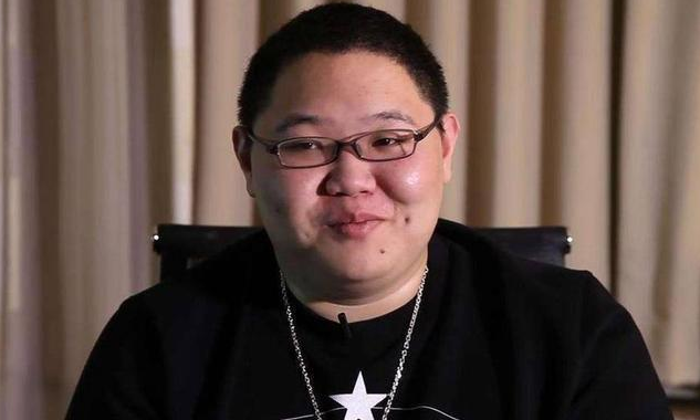 时至今日,pdd仍是活跃在了主播的第一线,面对如此成功的pdd,现在却