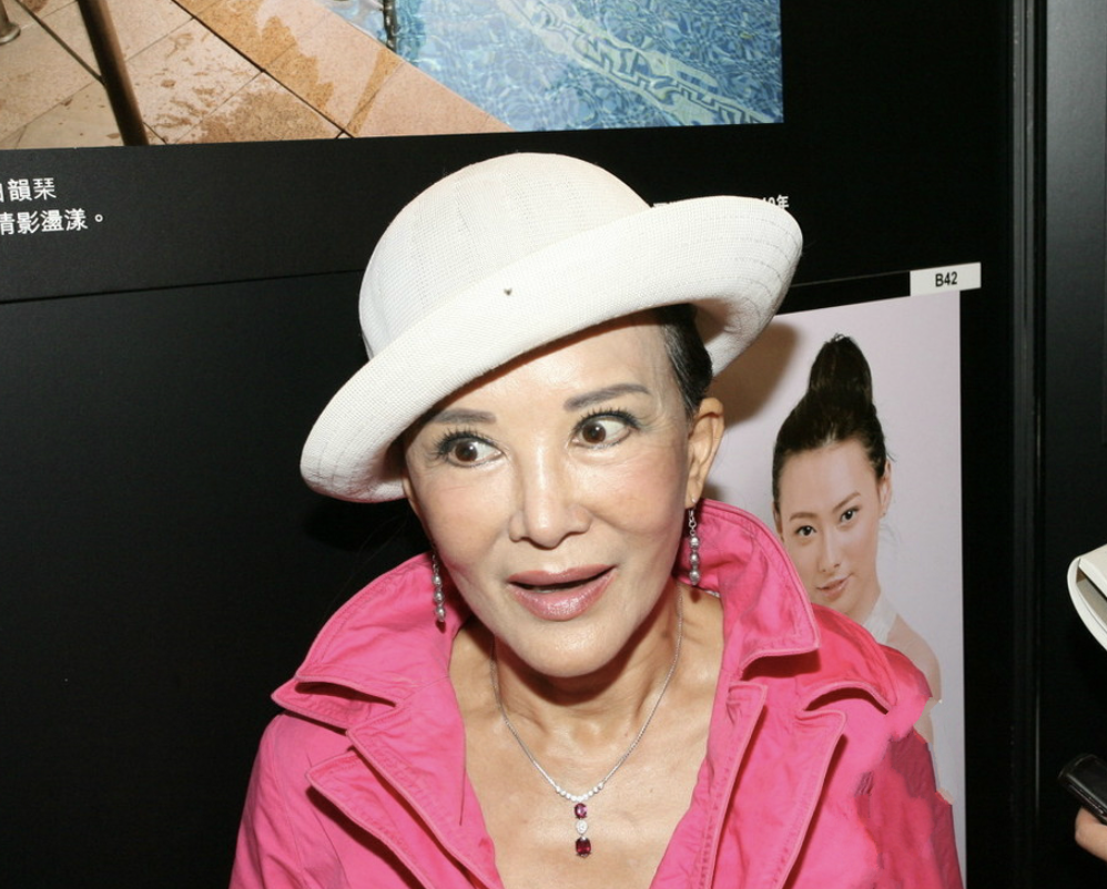 76岁白韵琴罕露脸显老态,与小15岁丈夫同框秀恩爱,被误认是母子