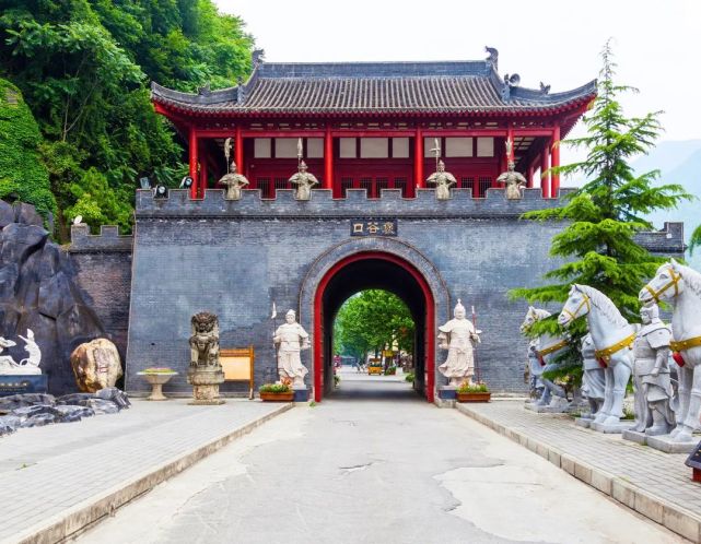 图为汉中石门栈道景区褒谷口