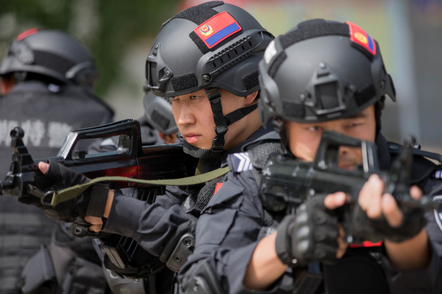 30米高空跳窗50米射击刀刃这些特警真帅