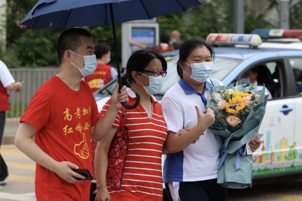 【图集】深圳高考进行时!第一科考完考生走出考场