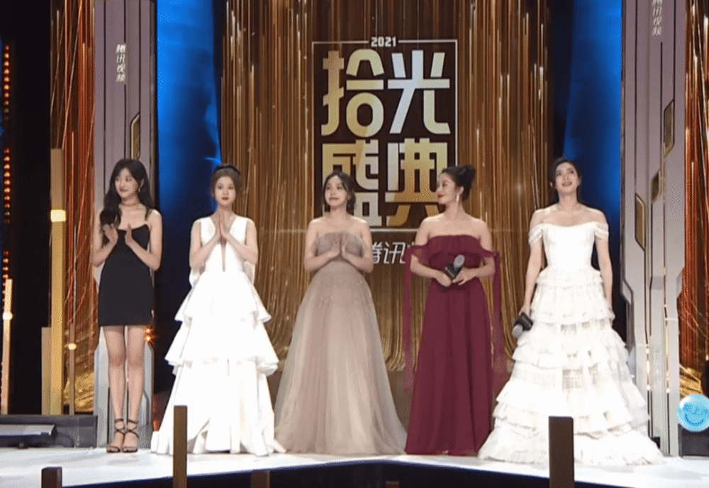 众星拾光盛典造型:杨幂雍容优雅,迪丽热巴造型复古,刘亦菲仙气飘飘