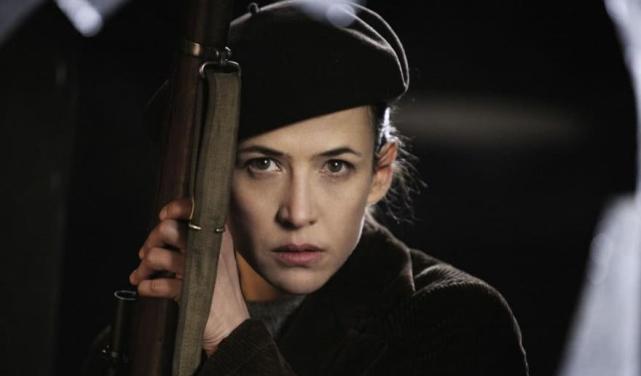 美女间谍辛西娅私生活混乱出卖身体却也挽救了无数士兵