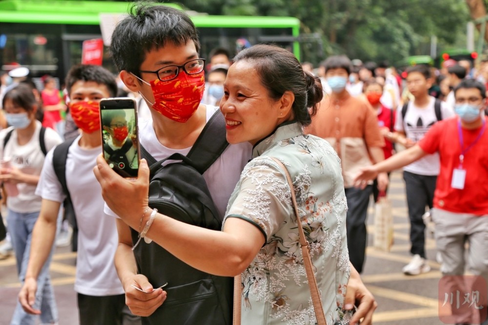 2021高考|泸州3.3万名考生开考,旗袍成送考家长标准"战袍"_腾讯新闻