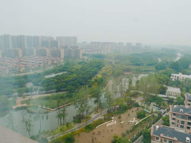 江苏省徐州市下辖的一个县,境内有机场,