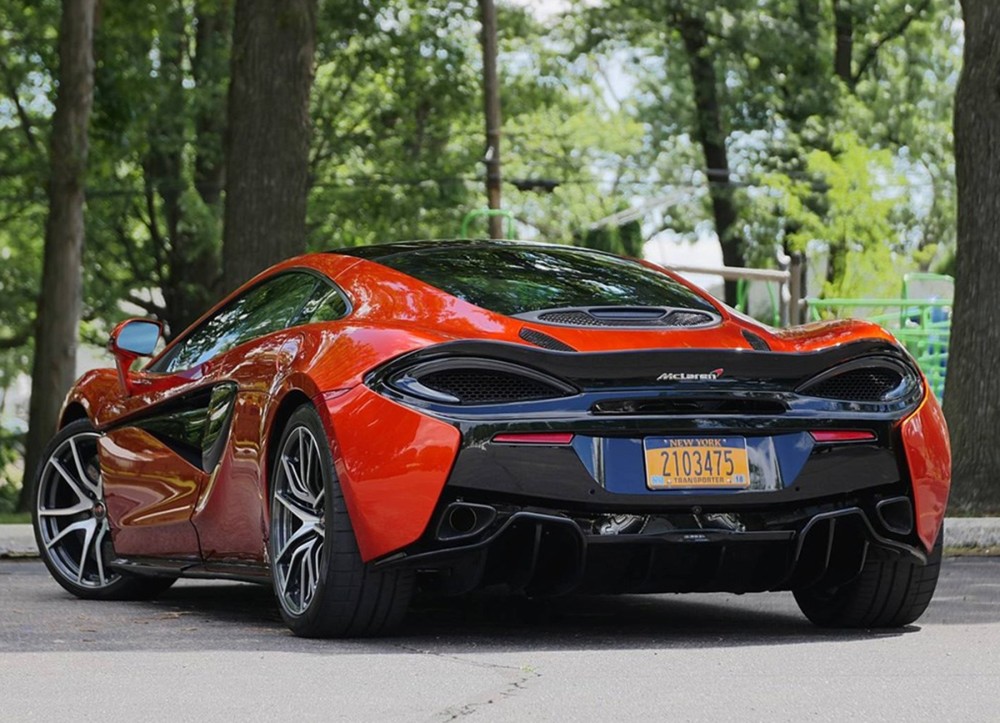 偶遇300万迈凯伦570s,百公里加速3.2s,副驾驶女子比超跑还养眼