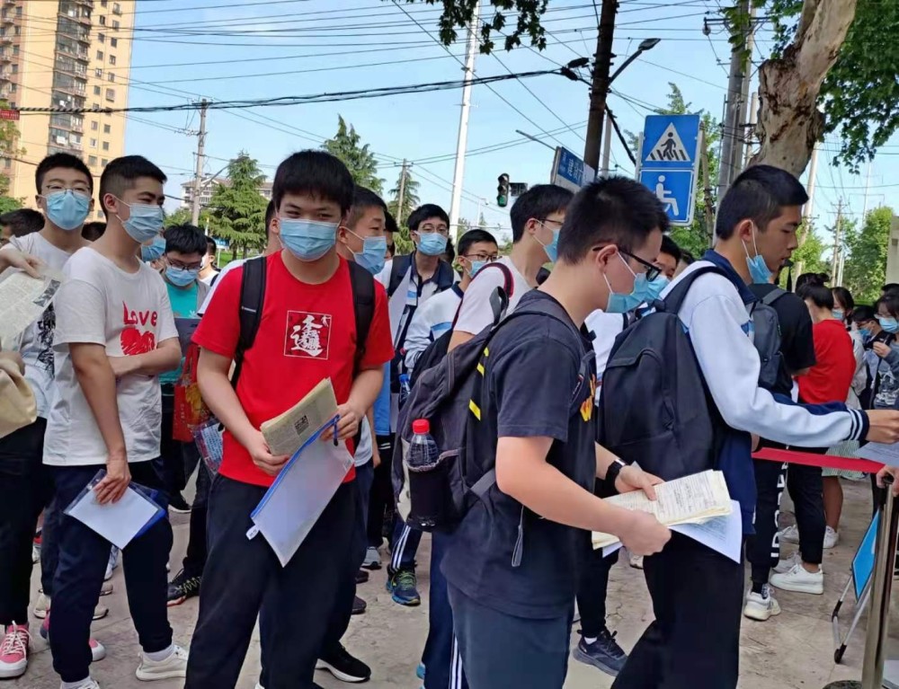 城市摄影队 余元芳 摄马房山中学考点,一位父亲送女儿高考.