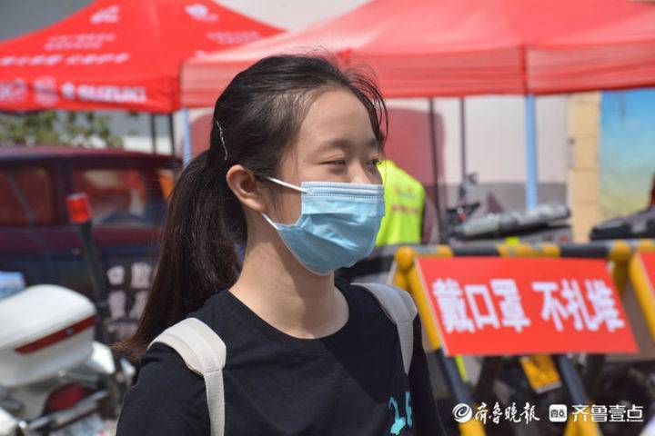 高考数学考试即将进行，学生穿"满分"短袖进考场_腾讯新闻