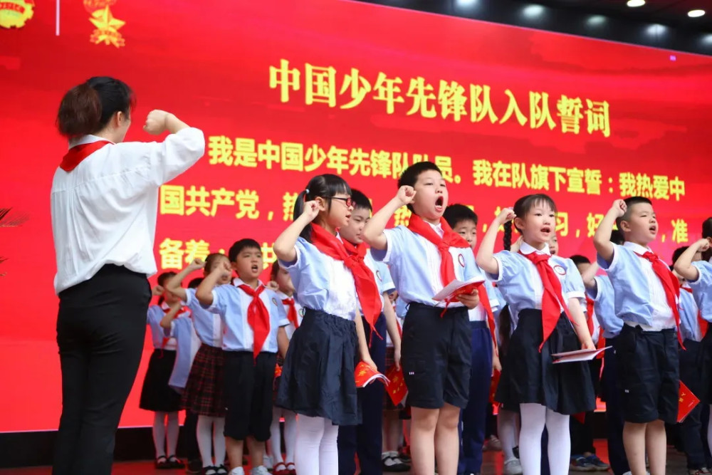 仪式感满满新村实验小学红领巾心向党2020级新队员正式入队