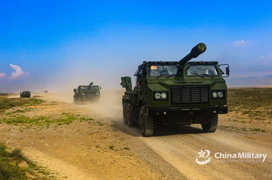 解放军最强卡车炮行进至沿海地带首次在大雾中间接射击