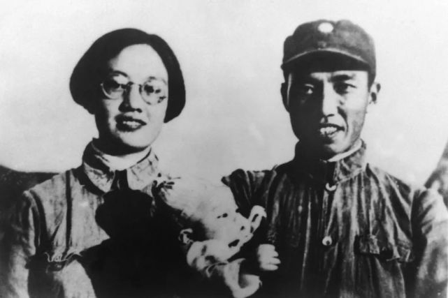 将军牺牲时,爱妻刘志兰才只有25岁,他们虽然结婚只有三年,而且因为