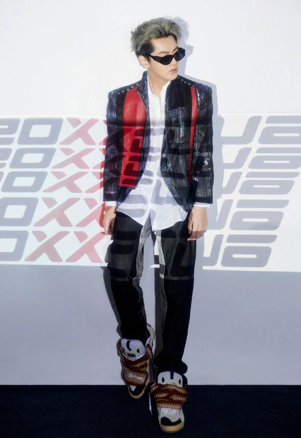 吴亦凡再惹绯闻?穿"面包鞋"现身舞台,粉丝却沉默了