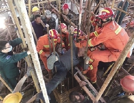 辽宁一工人4米高空坠落 两根钢筋刺透身体!