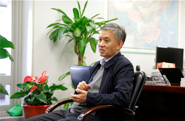 图为中国科学院院士陈维江(甘肃国网 供图)在创新科研上,中国科学院