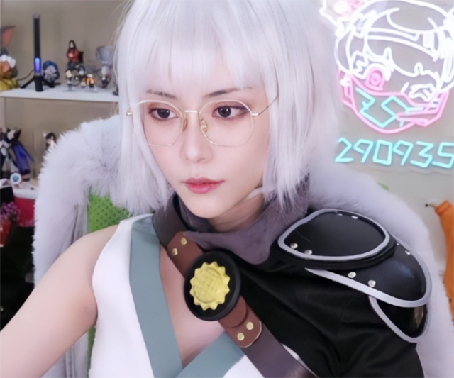 周淑怡白发cos新角色当踩上椅子时粉丝直呼还原度太高了