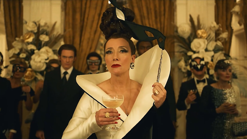 此时此刻,石头姐轻轻抿了一口,向旁边的绅士借了个