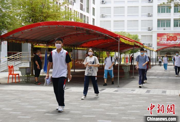 海南三亚:考生从容迈出中国最南高考考点