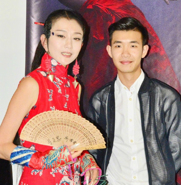 杨丽萍与男徒弟跳舞过于投入,舞姿不雅引起不适,观众:难以接受