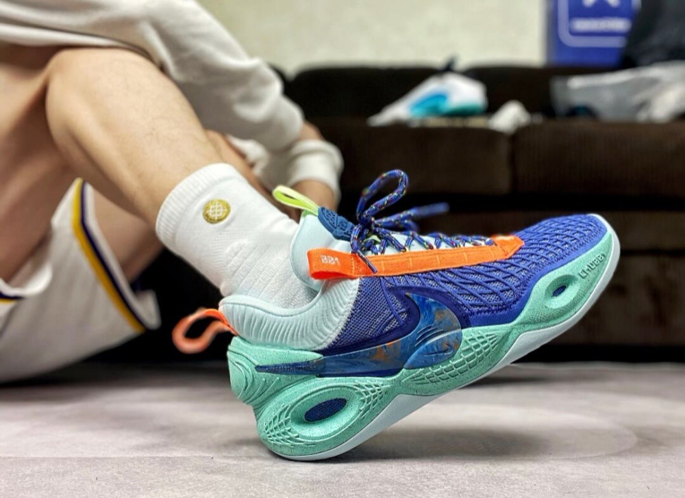 300就能入手的耐磨透气实战神鞋,学生党都馋哭了!