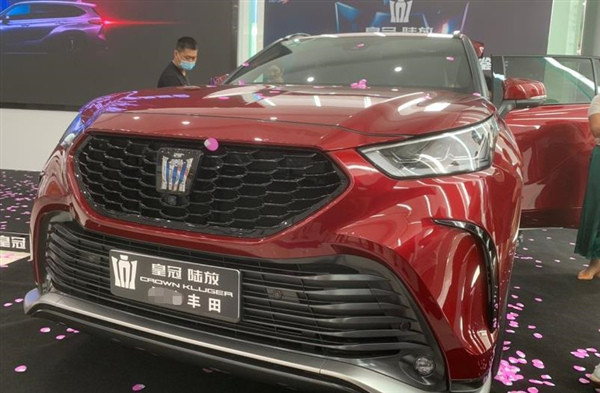 全新丰田皇冠陆放展车实拍,外观颜值还好,第三排地板略高