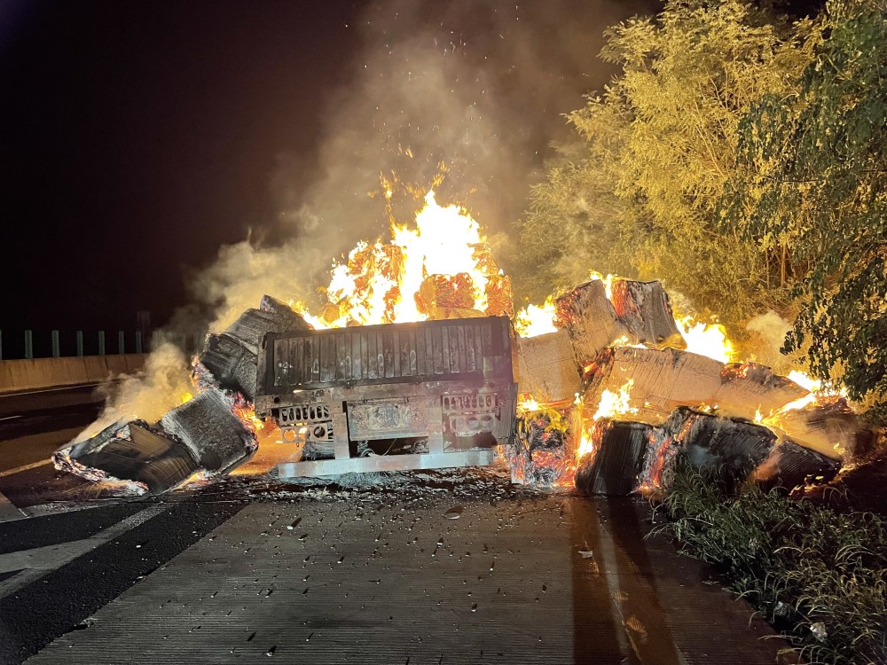 疑因刹车时轮胎与路面摩擦起火永州一货车变火车幸无伤亡