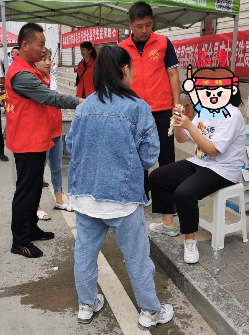 等待进入考场时女孩突然流鼻血 甘泉的志愿者们暖心帮助 腾讯新闻
