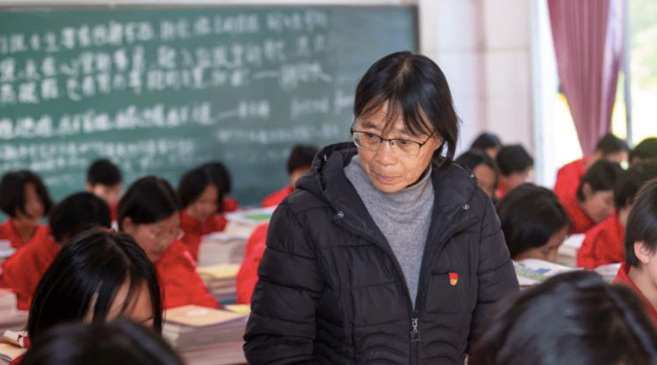 可即便这样 张桂梅依然拒绝住院 靠吃药止疼坚持工作 只为把时间