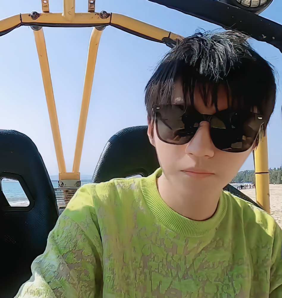 王俊凯在沙滩上飙车一字发际线太抢镜网友你才21岁啊