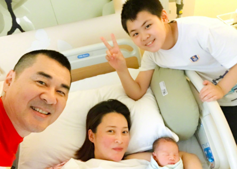 蒋勤勤儿子长大了!14岁个头已超妈妈,正面照曝光颜值惹争议