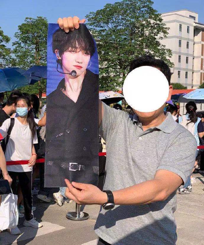 明星参与高考应援时代少年团粉丝合唱家长举博君一肖海报