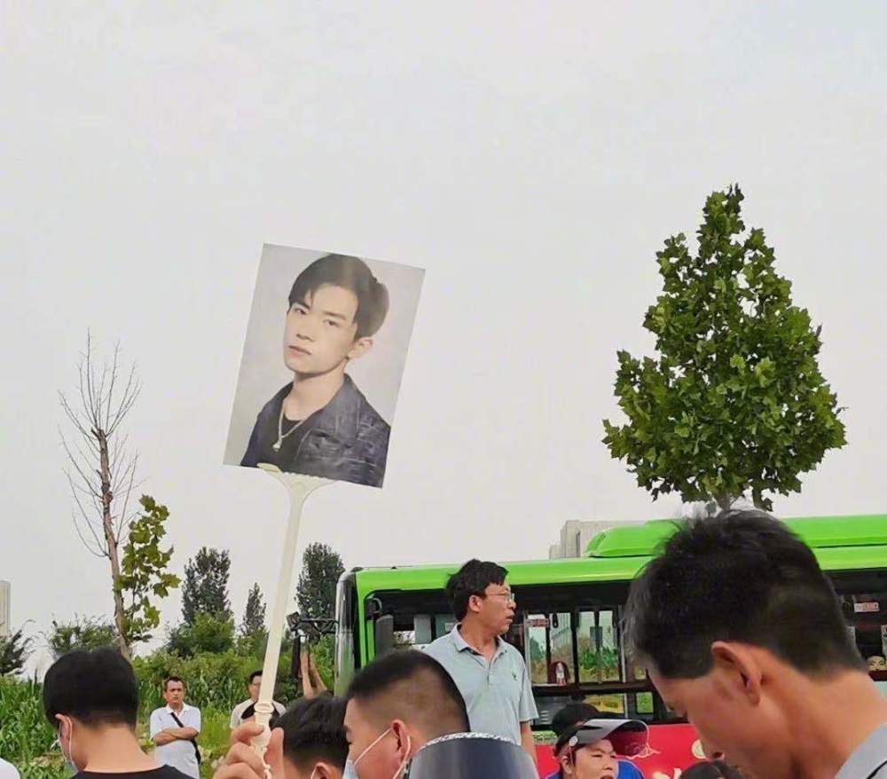 明星参与高考应援时代少年团粉丝合唱家长举博君一肖海报