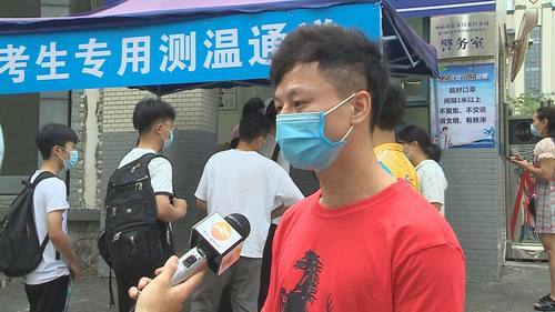 记者发现,入口处已有不少社会考生有序排队等候进入,现场也有不少考生