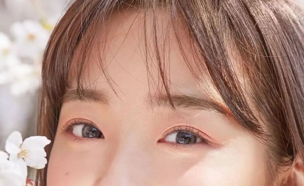 杨超越的迷离小鹿眼变呆了美瞳这么挑才能把造型和氛围感拉满