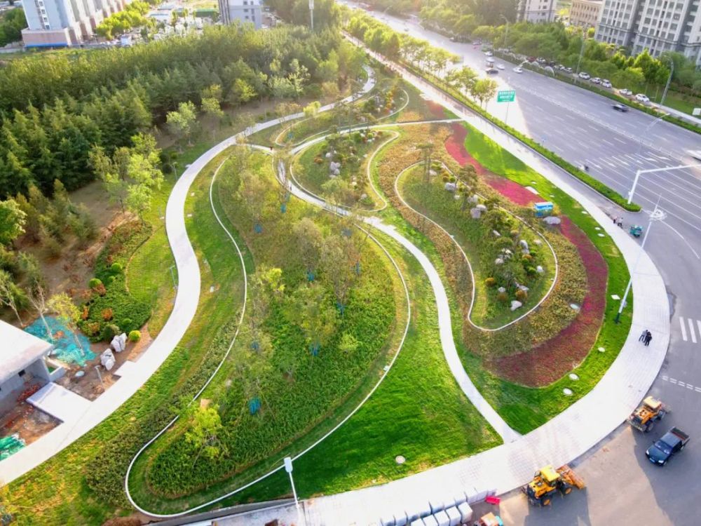 投资 2300万元 据了解 整个工程以建设生态型道路绿化为指导 以绿岛