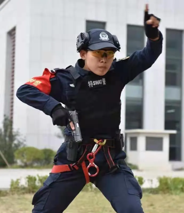 女特警持枪图片