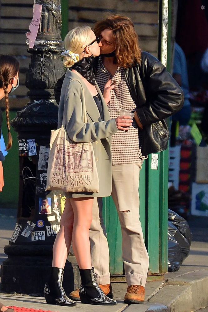 8段坎坷恋情,12亿身价的全民女神,最终嫁给了"房产中介"?