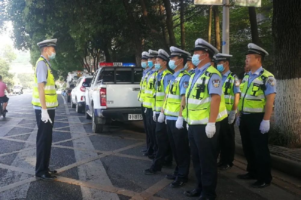 交警蜀黍护考第一天护航高考交警同行
