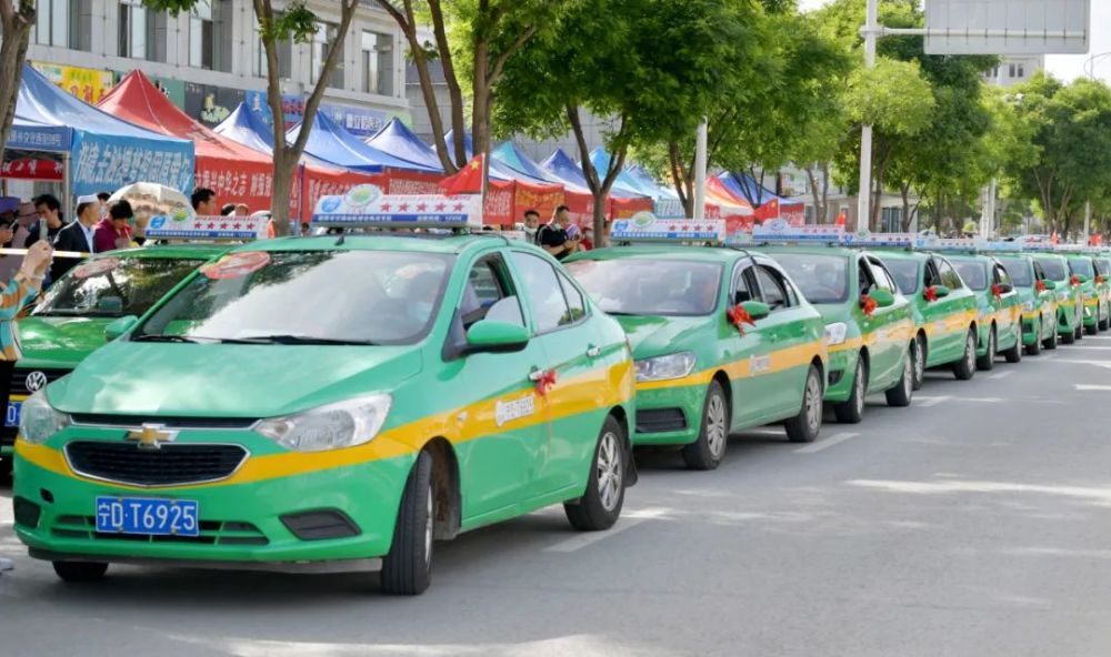 免费接送  爱心助考出租车司机为考试保驾护航特警,交警维持秩序考场