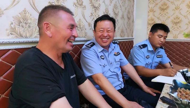 桑巴,男,蒙古族,中共党员,博州博乐市公安局东风派出所团结社区民警