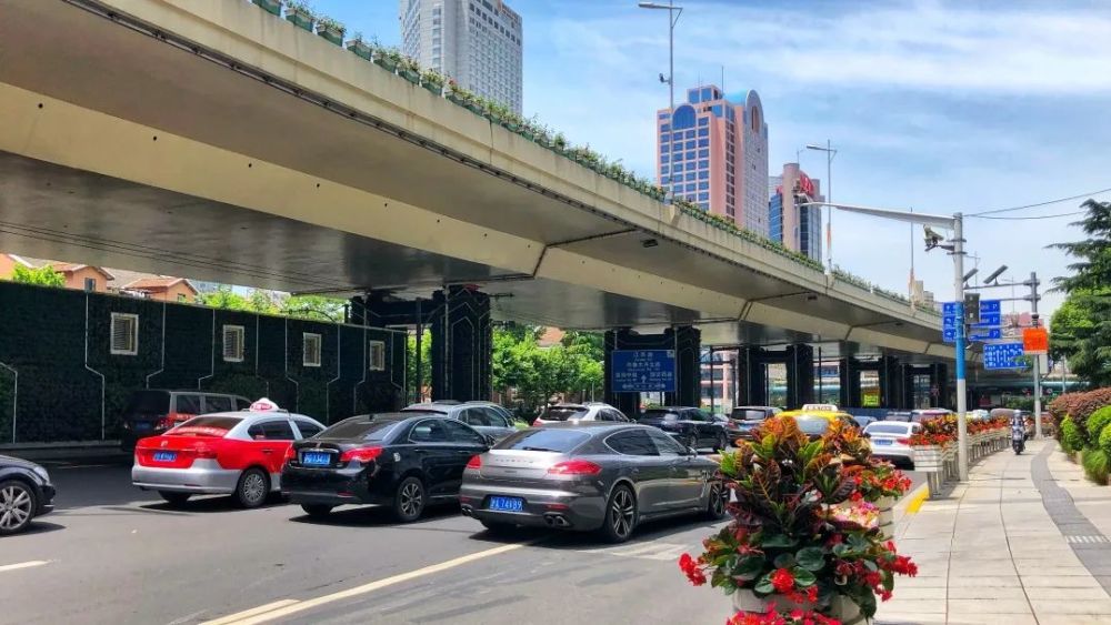 提示延安路高架华山路常德路段桥柱立体绿化项目竣工