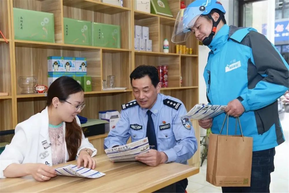 的资深社区老民警,费根其总是保持着满满活力,丰富的社区警务工作经验